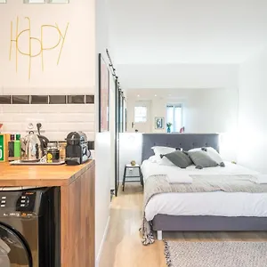 https://happy-days-eiffel-studio-terrasse-apartment.fr-paris.fr